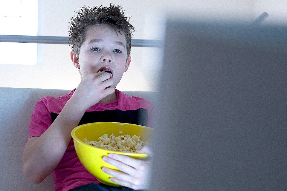 Подсчитано, что в среднем современный ребёнок проводит перед экраном от 3 до 5 часов в день.