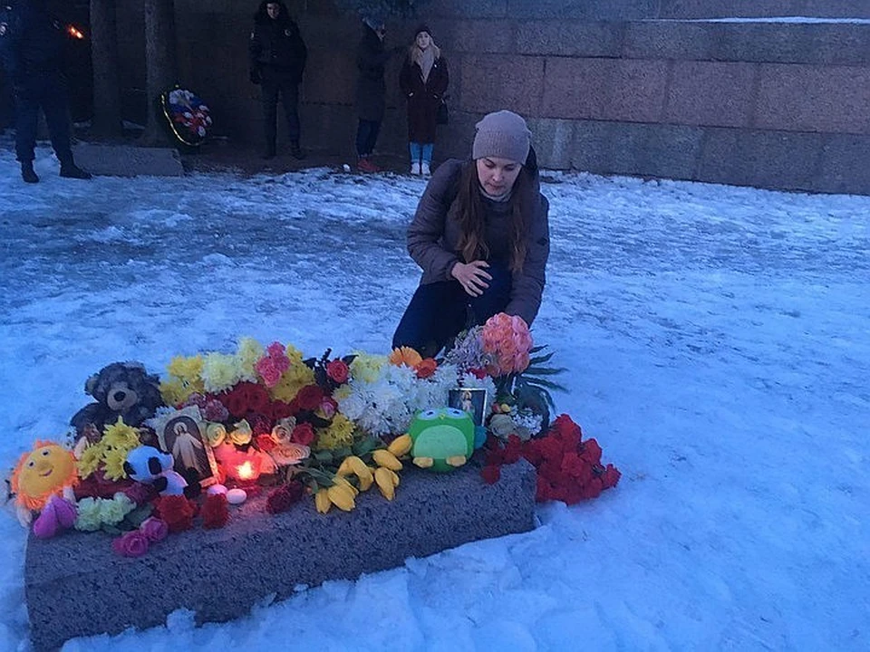 28 траур. Траур. День траура картинки. Санкт Петербург скорбит. Могилы детей погибших в зимней вишне.