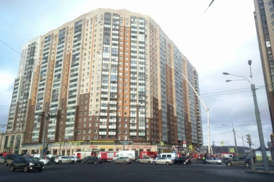 На севере Петербурга полыхает жилой дом высотой 23 этажа.