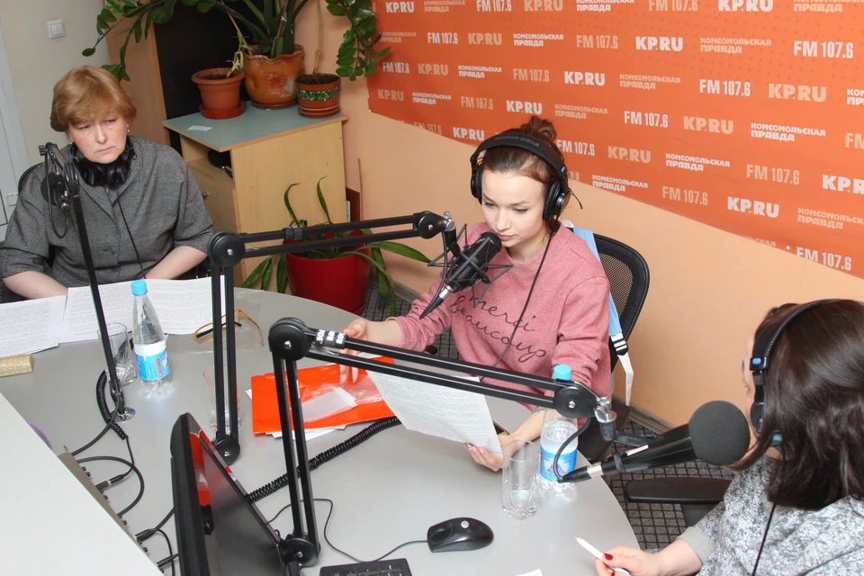Юрист Надежда Дятлова и гостья программы - Мария в студии радио "Комсомольская правда - Ижевск"