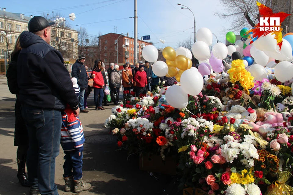 Люди продолжают приносить цветы в память о погибших детях