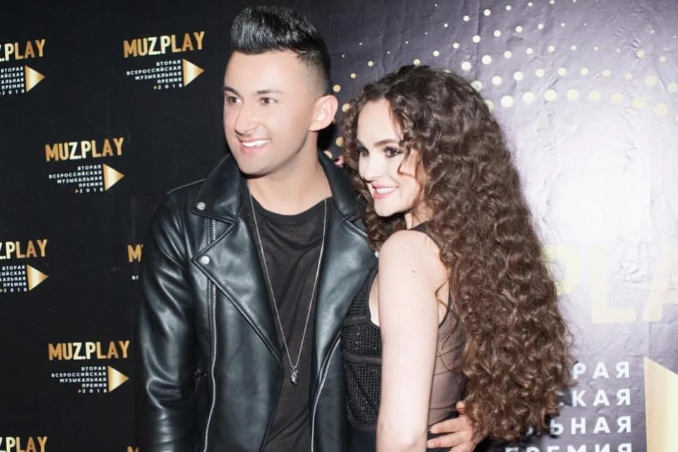 Премия MUZ PLAY 2018: Миша Майер из Иркутска получил награду за лучший клип года. Вручала статуэтку телеведущая канала Russian Music Box Мария Арнаут