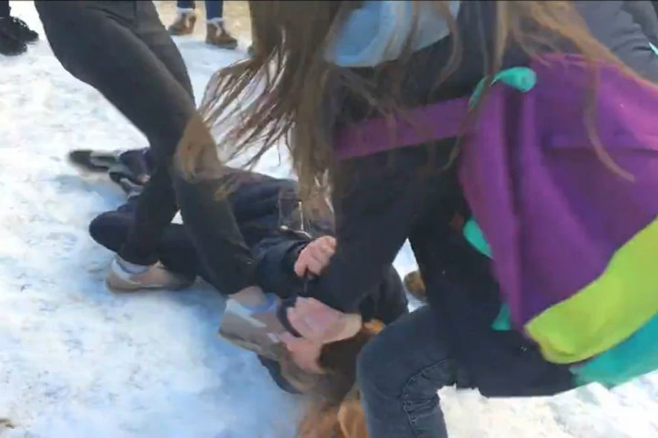 Девочку били ногами по лицу и голове. Фото: скриншот видео.