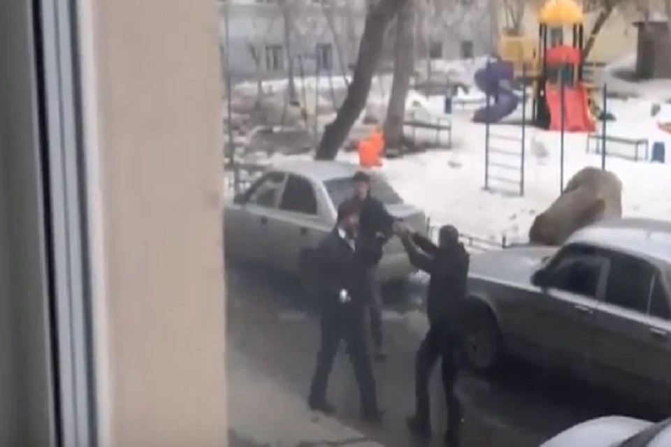 В центре Екатеринбурга водитель из-за дорожного конфликта начал стрелять из травматического пистолета.