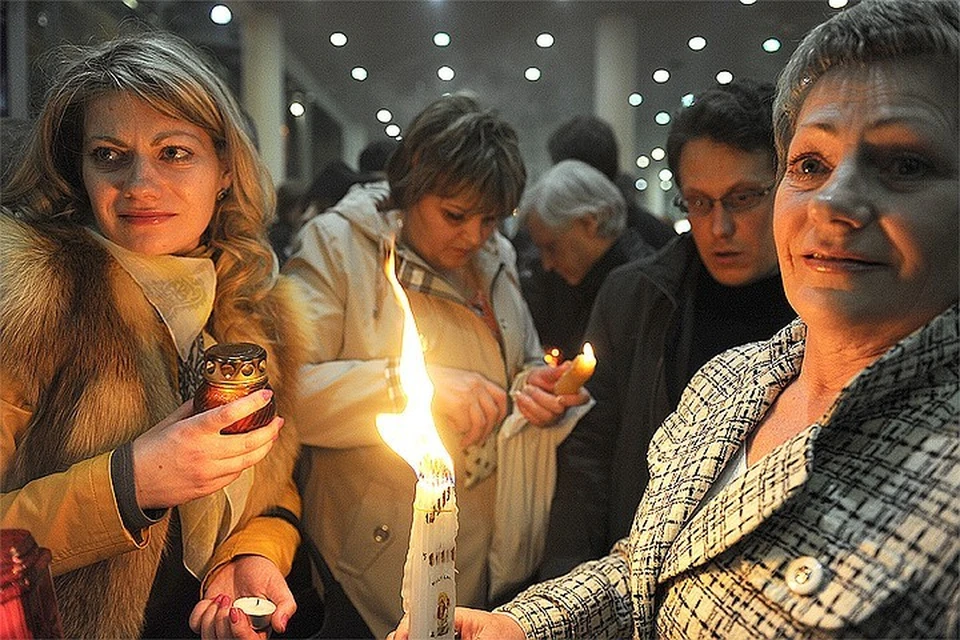 Верующие встречают благодатный огонь в столичном аэропорту Внуково