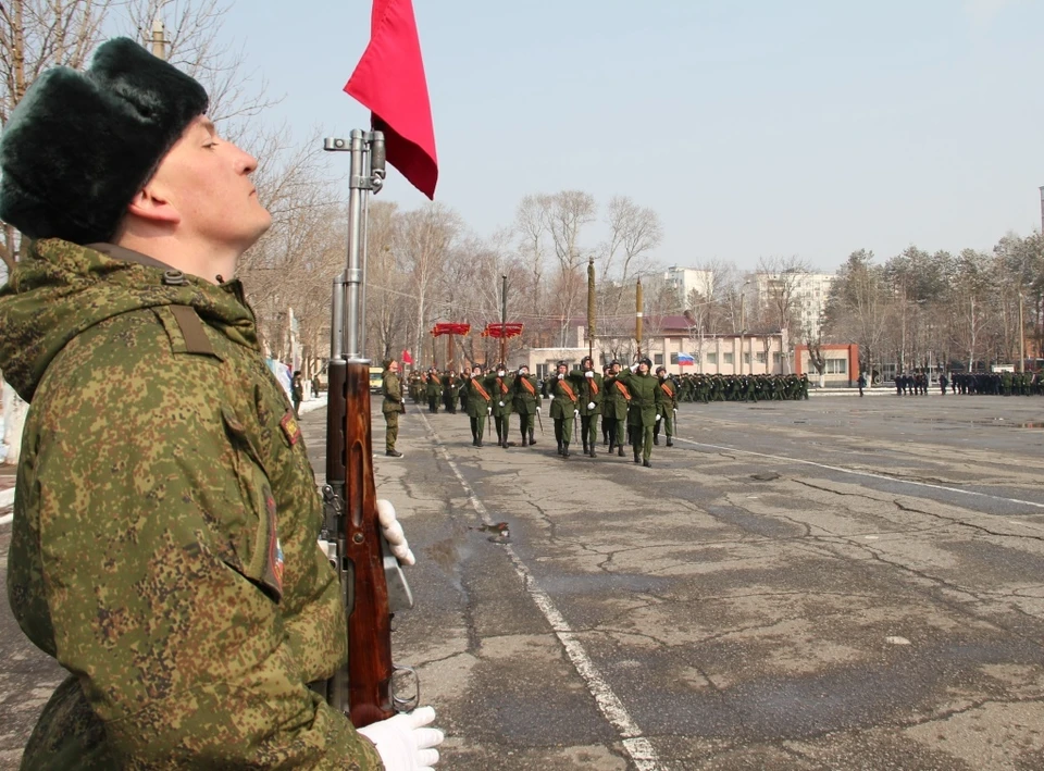 Всего в параде на площади Ленина в Хабаровске примут участие около 2000 военнослужащих и представителей силовых органов