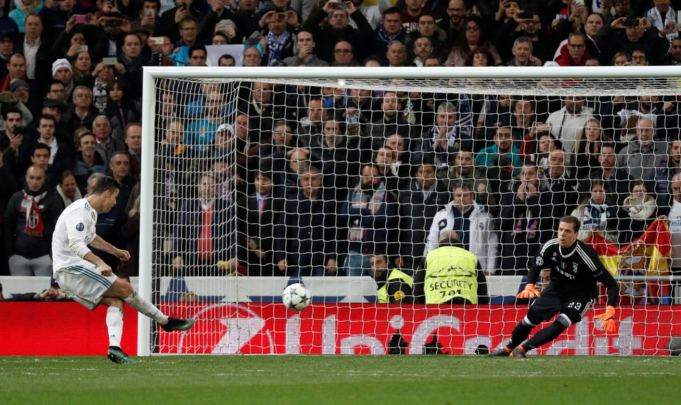 Криштиану Роналду забивает "победный" гол в ворота "Ювентуса".