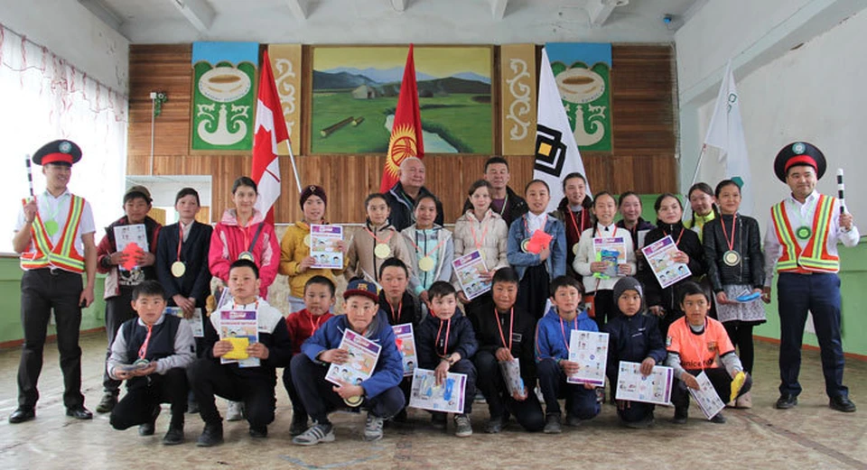 В рамках программы «Кумтора» по технике безопасности «Work safe - Home safe» менеджеры и инструкторы компании провели тренинги для школьников на русском и кыргызском языках.