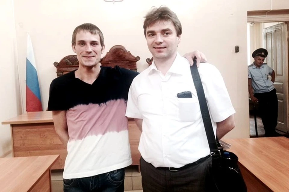 Антон Сачков (слева) с адвокатом Александром Попковым (справа) после оправдательного приговора (2015 год)