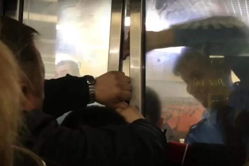 Лифт застрял в ТРК «Комсомолл» в Иркутске: люди уверяют, что ждали спасения полчаса. Фото: скрин с видео Ники Песчинской