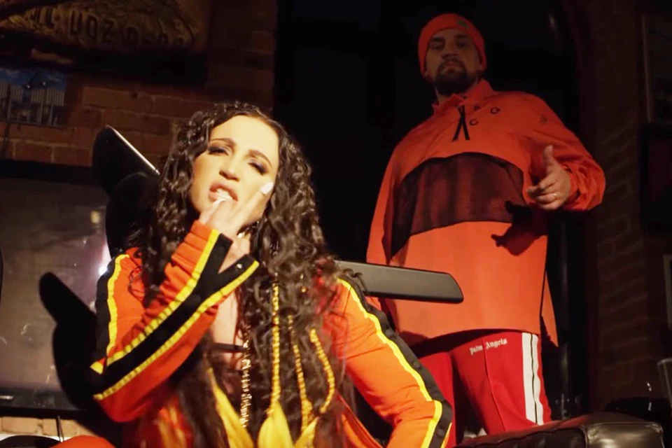 Ольга Бузова записала свой первый рэп с Бастой. Стоп-кадр из видео канала YouTube ТО "Gazgolder".