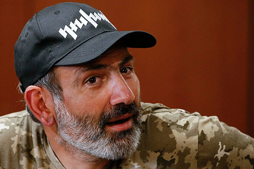 Армения стала парламентской республикой, и вся полнота власти сосредоточена теперь в руках главы правительства. Которое и хочет возглавить Пашинян