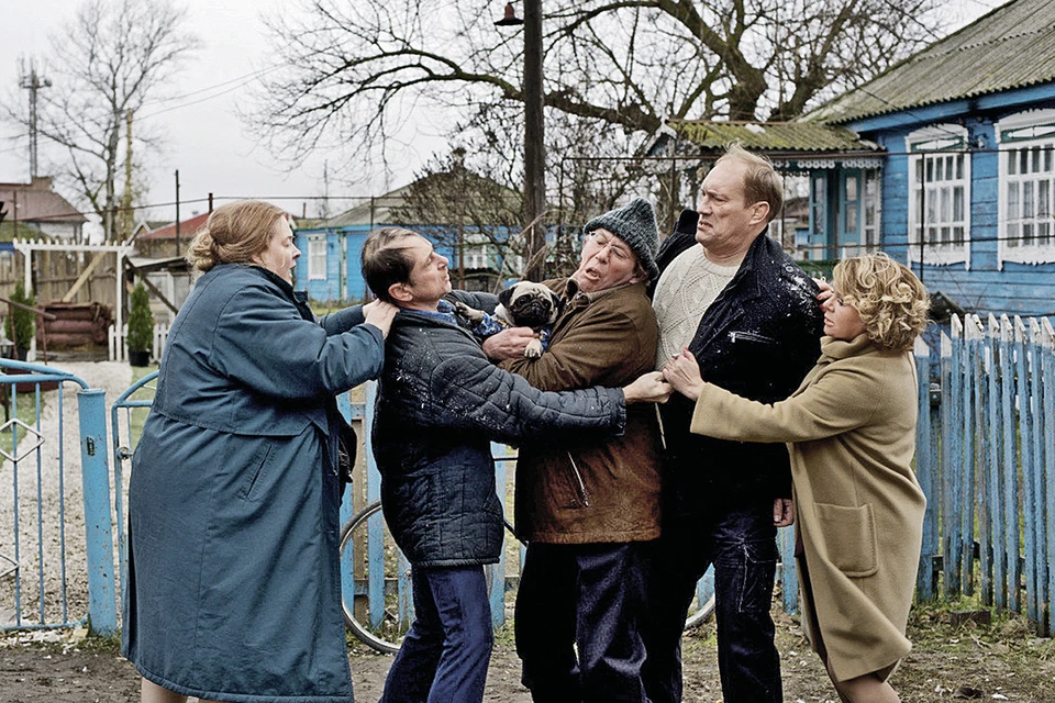 У героя Евгения Сидихина и его жены (Елена Валюшкина, справа) беседы с соседями всегда проходят на повышенных тонах (кадр из сериала «Соседи»).