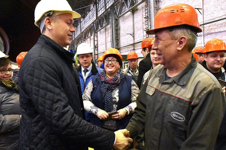 Андрей Травников встретился с рабочими завода. Фото пресс-службы правительства Новосибирской области