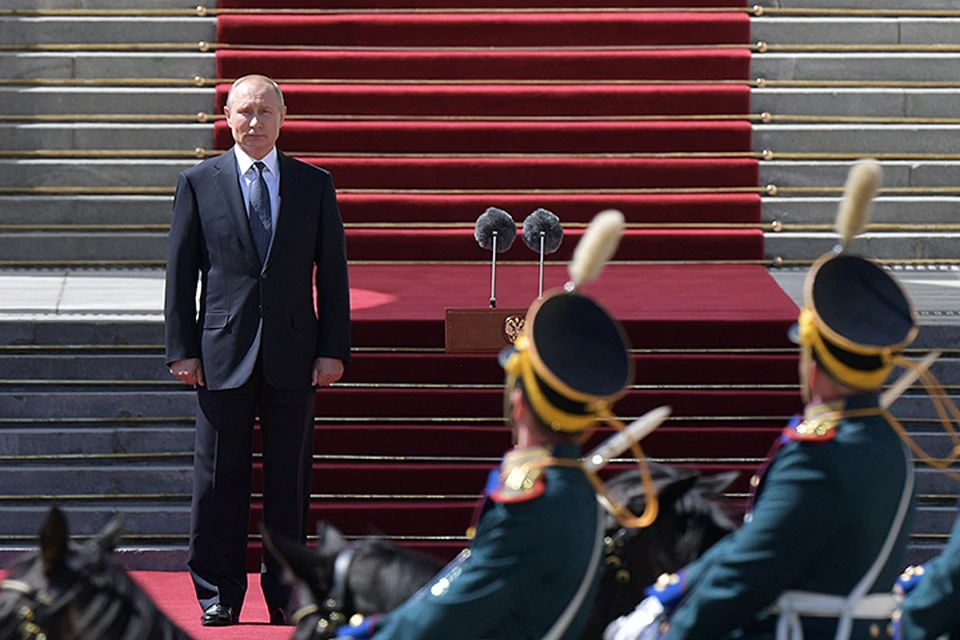 После того, как Путин выступил с речью, он вышел на встречу президентскому полку, одетому в историческое обмундирование и провел пеший и конный парад