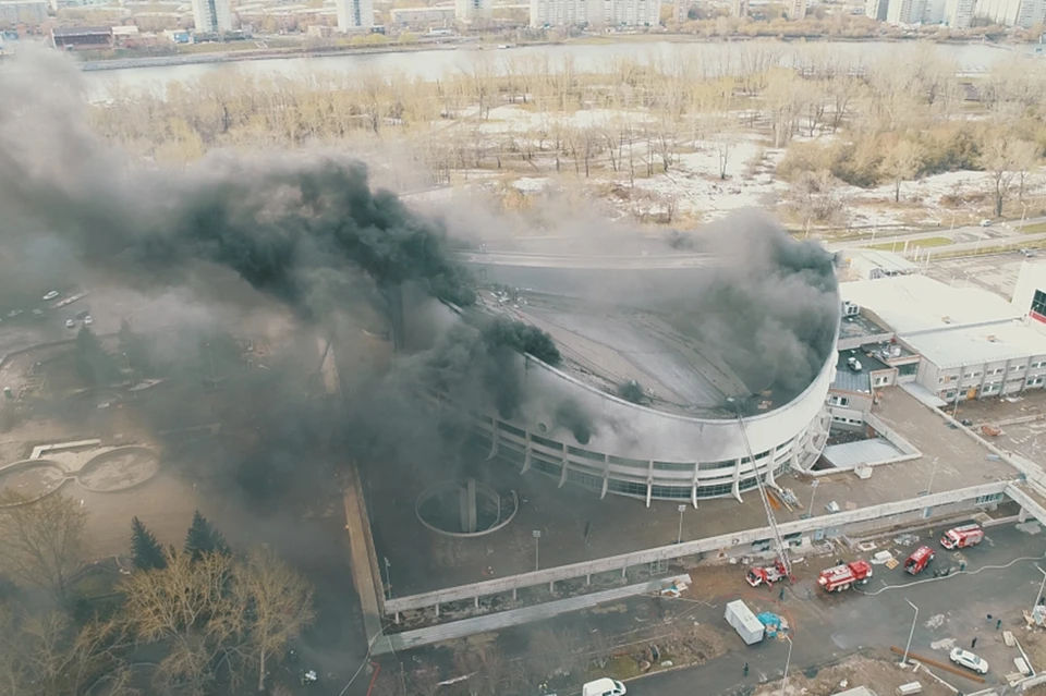 Пожар во дворце спорта имени Ивана Ярыгина в Красноярске начался около 5.30 утра.