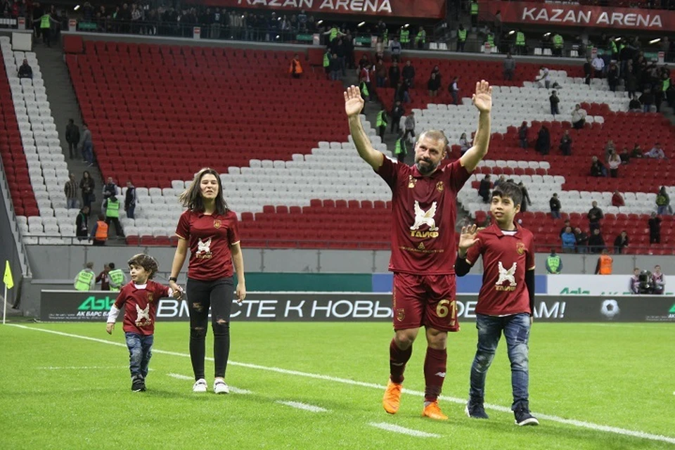 После церемонии футболист вместе со своими детьми совершили круг почета по стадиону.