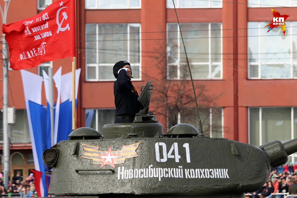 Проход военной техники в Новосибирске стартовал с легендарного танка «Т-34»