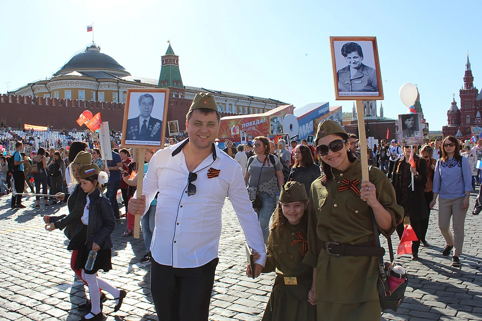 Участники акции "Бессмертный полк" на Красной площади. ФОТО Надежда ЯРМУЛА