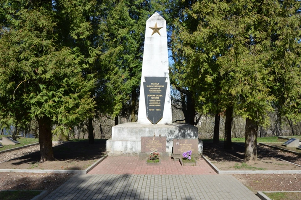 Нижегородец Сергей Сипатов нашел могилу двоюродного деда-фронтовика в Латвии Фото: посольство России в Латвии