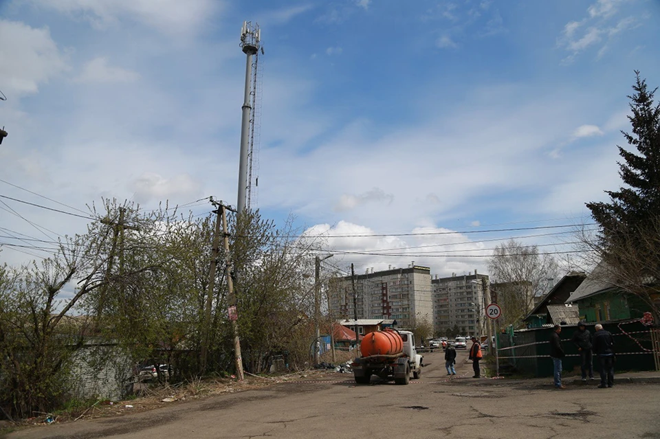 Вышка сотовой связи накренилась и повисла над домами в Красноярске