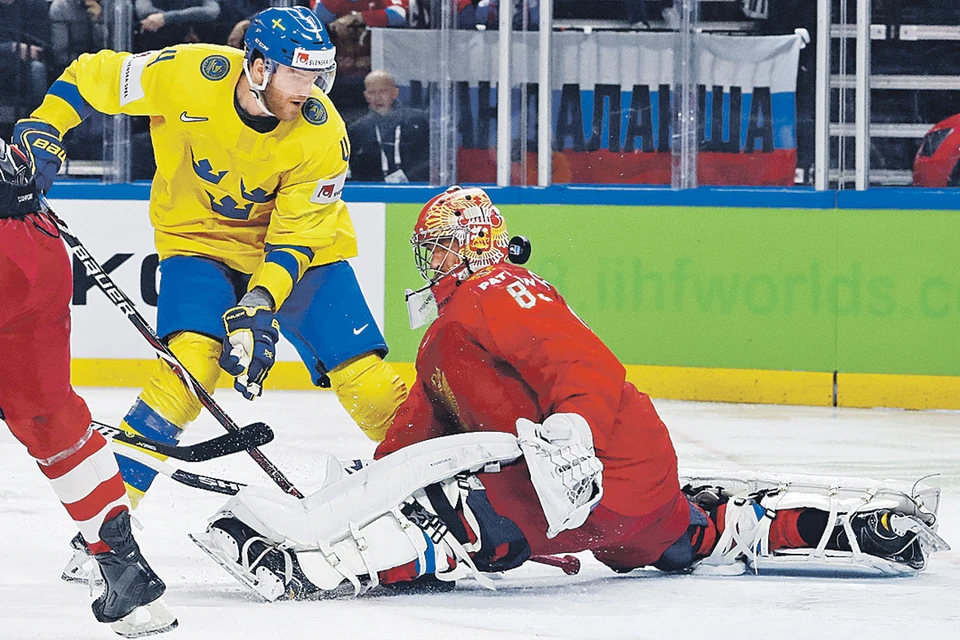 Василий Кошечкин буквально пластался по льду, но все равно пропустил две шайбы от шведов. А третья влетела в пустые ворота...