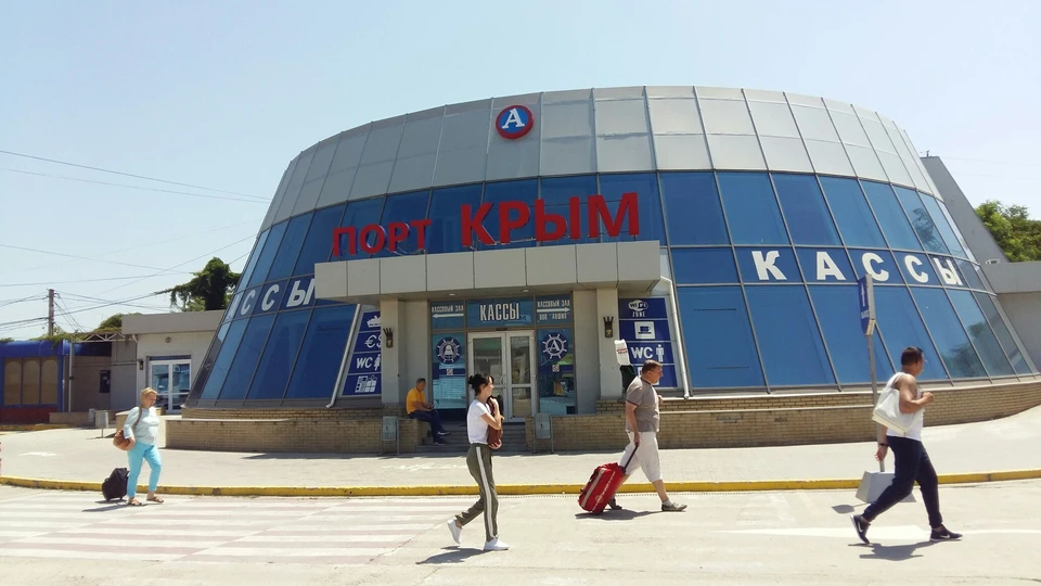 Рейсовые автобусы все еще ходят через порт Крым