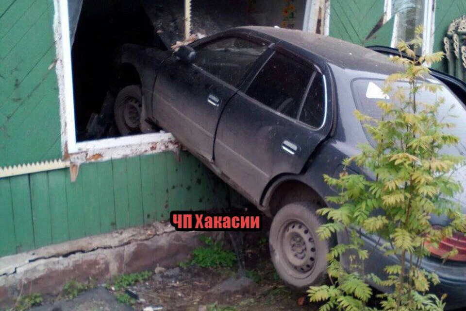 Водитель, которому стало плохо за рулем, влетел на иномарке в жилой дом. Фото: ЧП Хакасии.