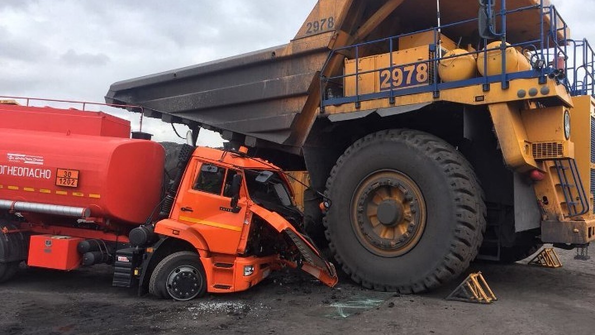 В Кузбассе женщина-водитель БелАЗа раздавила бензовоз - KP.RU