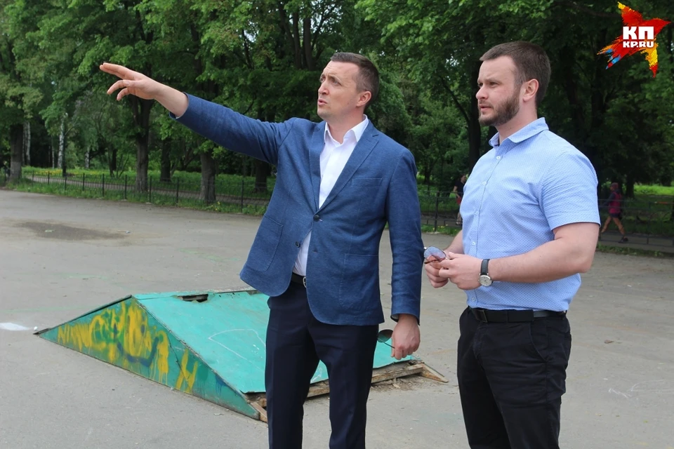 Александр Ионов (слева) депутату Сергею Денисову - В течение недели здесь появится электричество