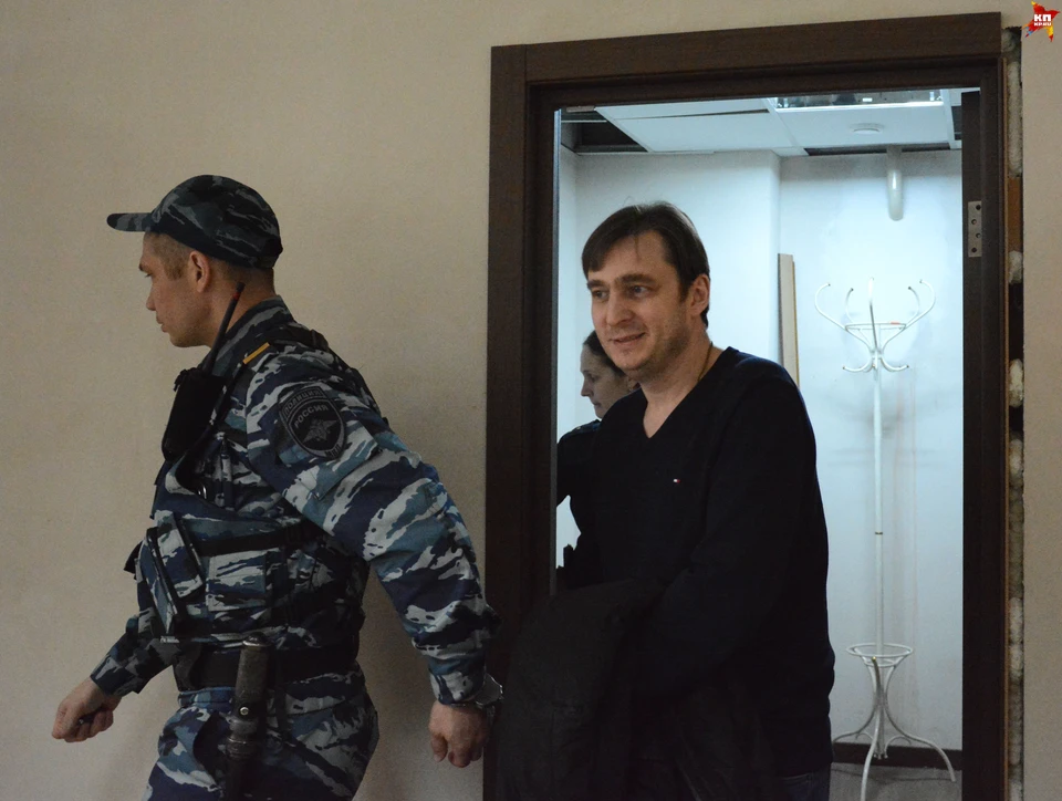 Роман Занищев обвиняется в получении взятки в сумме 3,7 млн рублей и получении материальной выгоды в сумме свыше 10 млн рублей