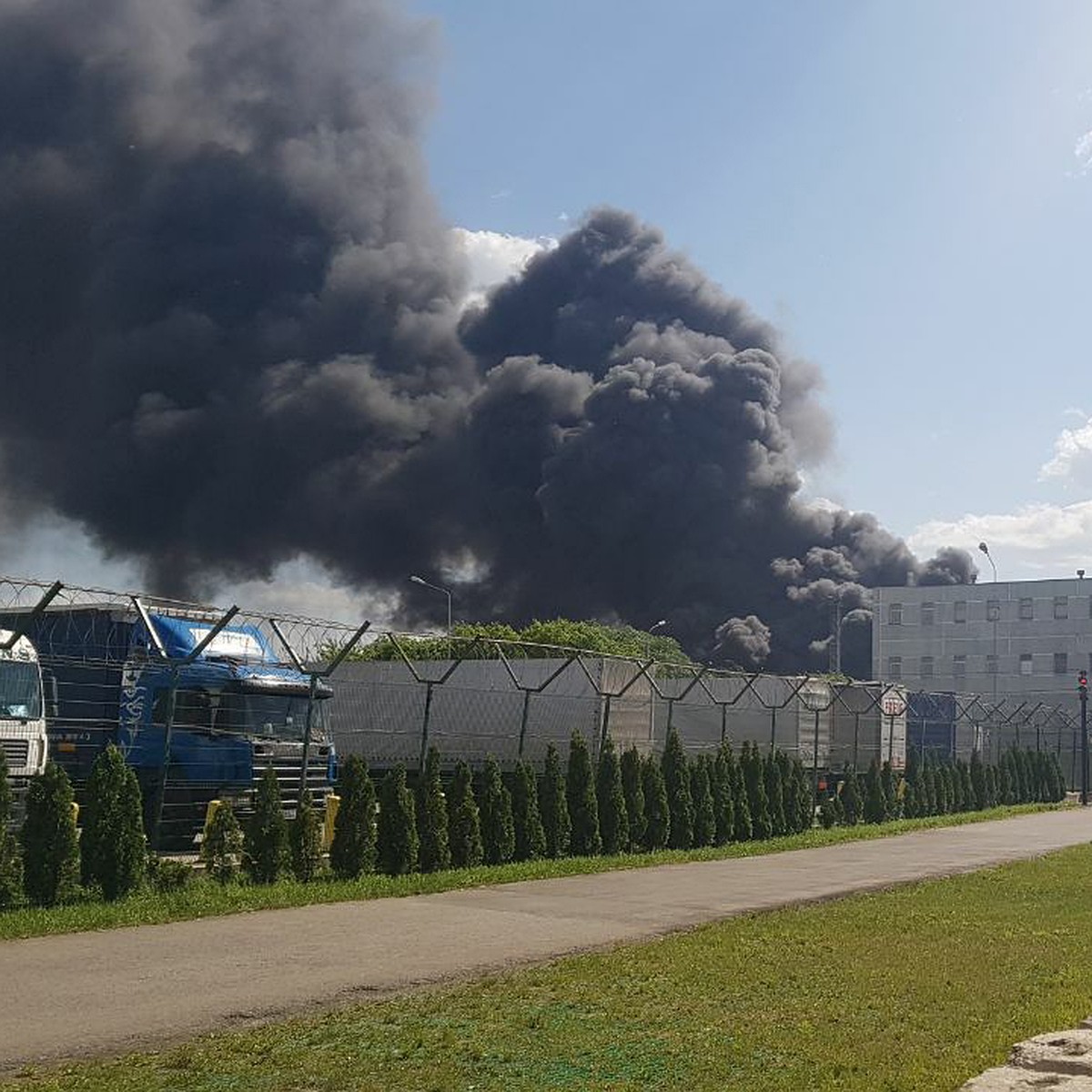 Крупный пожар на юго-востоке Москвы: черный дым поднимается в районе  Печатников - KP.RU