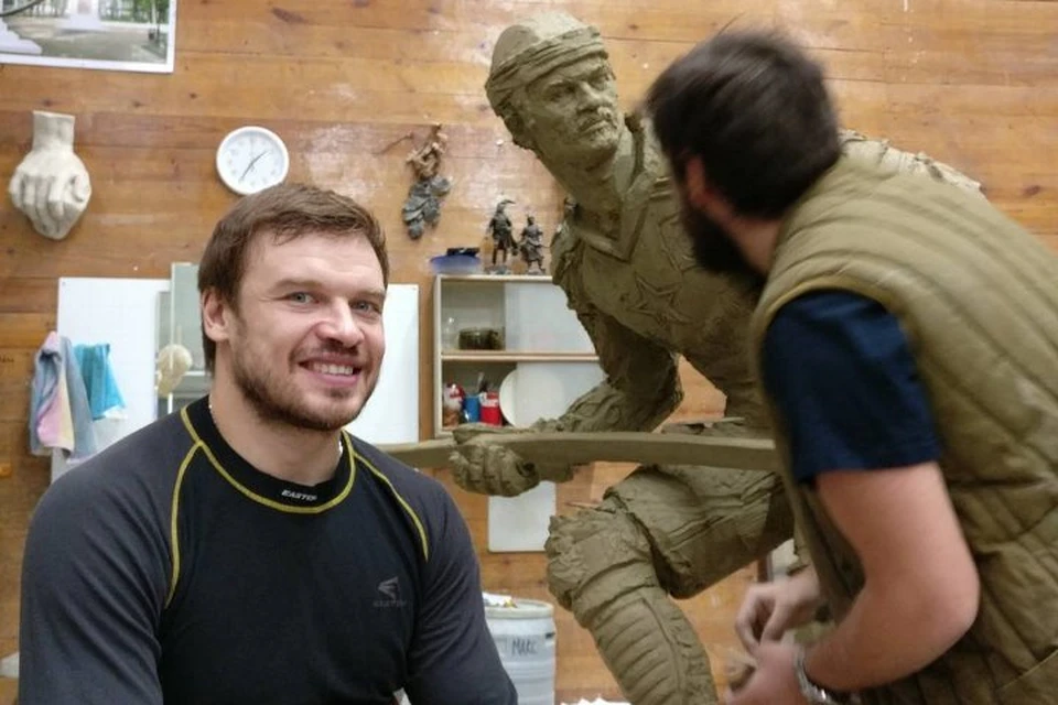 Денисов несколько часов позировал скульптору Фото: Из официального аккаунта ХК ЦСКА (hccska)