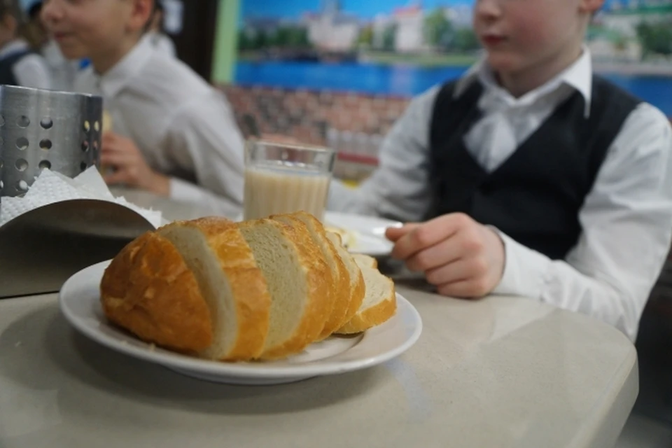 В школьной столовой расплатиться наличными или другой картой было нельзя. При этом в учебном заведении буфета, где можно купить хотя бы булочку, нет. А приносить с собой еду из дома запрещено.