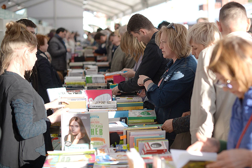 Покупатели книг на Красной площади.