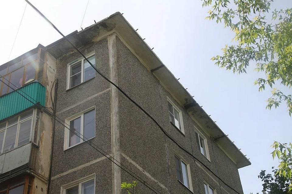 Ураган снес часть кровли с крыши дома №1 на ул. Ивана Чугурина