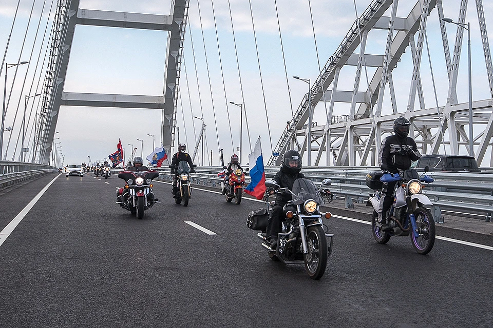 Мотоциклисты на Крымском мосту в первый день после запуска автомобильного движения.