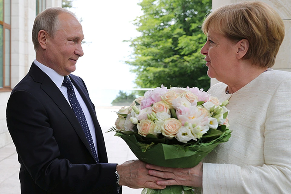 Федеральный канцлер Меркель была рада дружескому приветствию