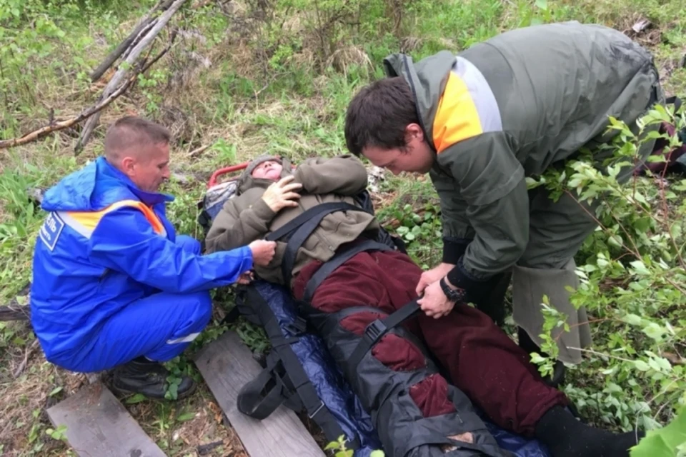 Счастливое спасение в Иркутской области: охотника за черемшой вывезли из леса с переломом ноги