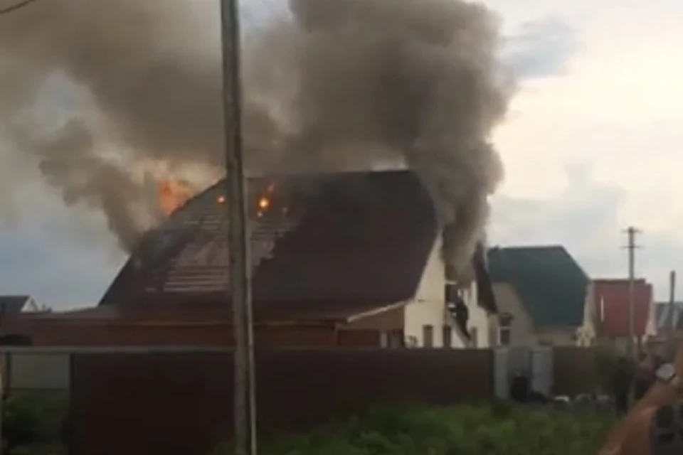 Огонь уничтожил крышу дома
