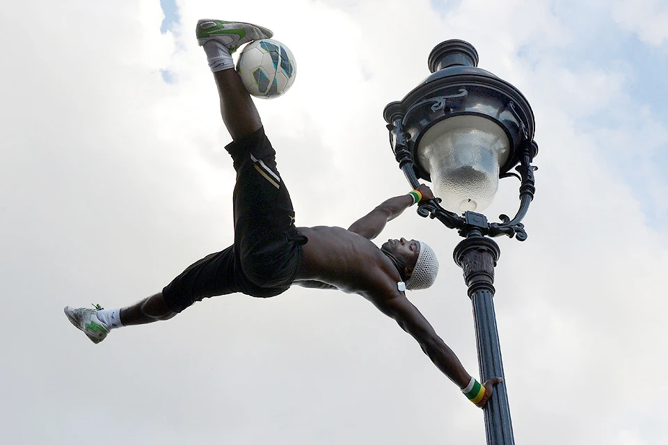 Виртуоз Ия Траоре выступает со своими футбольными трюками на Монмартре уже несколько лет.