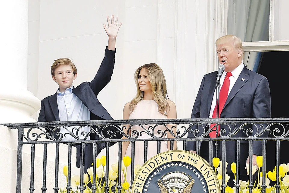 Президент пытается выглядеть хорошим семьянином...