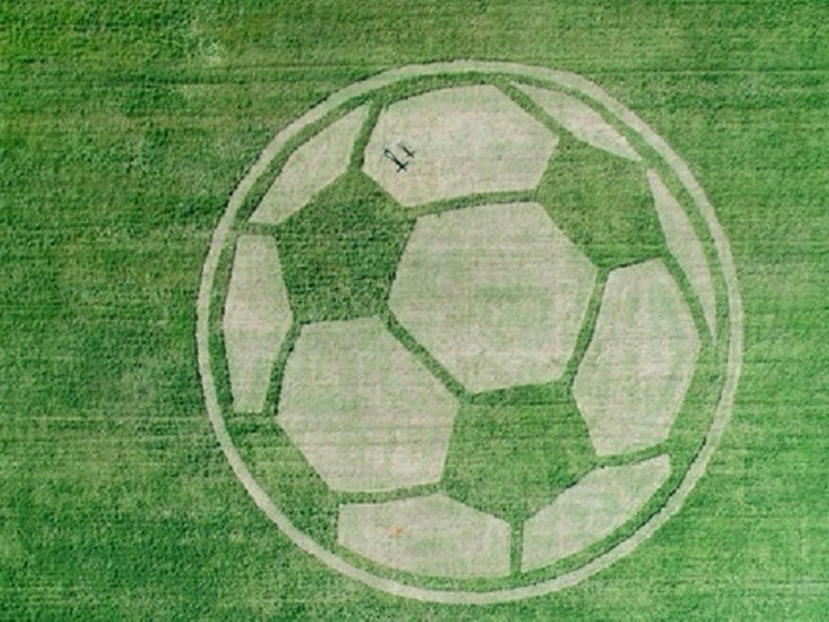 Футбольный мяч на поле рисунок