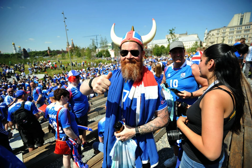 Тысячи исландских болельщиков пришли в парк «Зарядье».