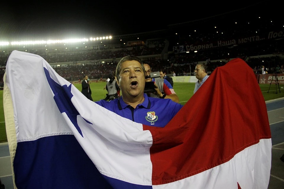 Главный тренер сборной Панамы Дарио Гомес с флагом страны празднует попадание своей команды на чемпионат мира по футболу 2018 года