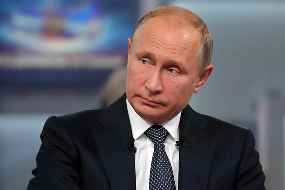 Сразу после этого разговора Владимир Путин провел Совет безопасности по российско-украинским отношениям
