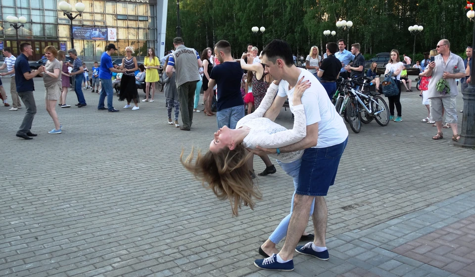 В Сыктывкаре уже четвертое лето идут "Танцы на Театральной"