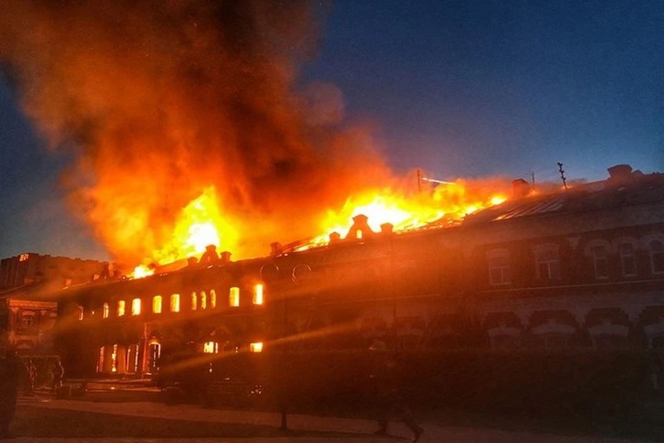 В Канске выгорело старинное здание типографии и редакции местной газеты. Фото: соцсети