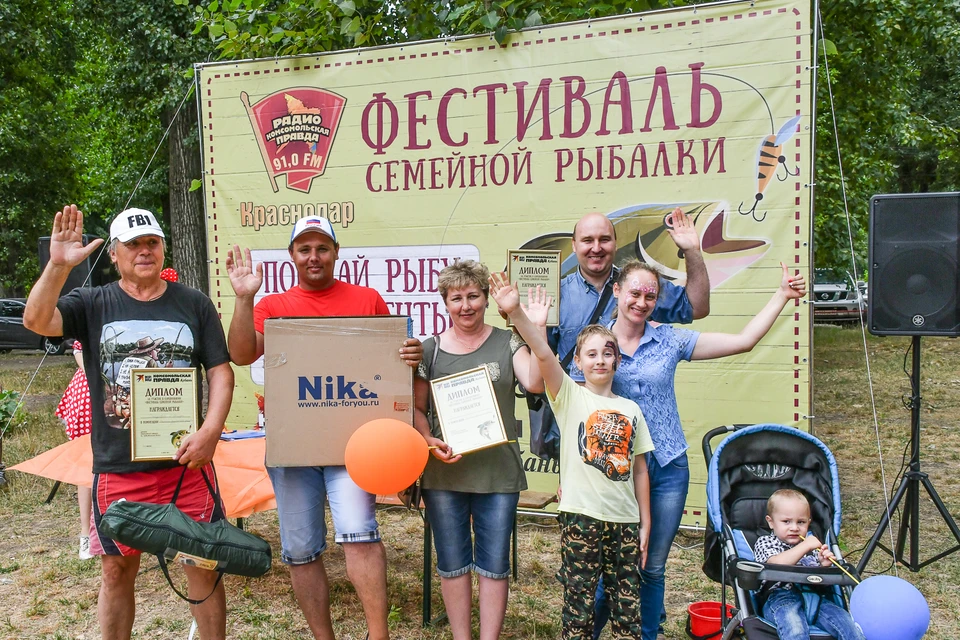 Наша победители: Игорь Ачадовский (слева), Александр Ахновский с мамой Галиной и семейство Тарадей.
