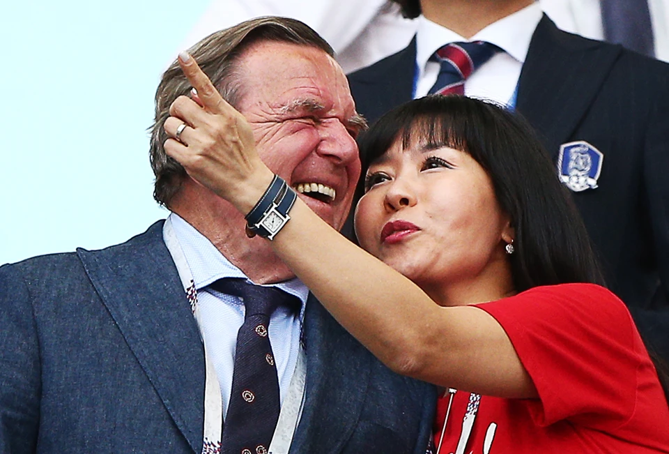 Герхард Шредер и Ким Со Ен на матче Германия-Корея. ФОТО Егор Алеев/ТАСС